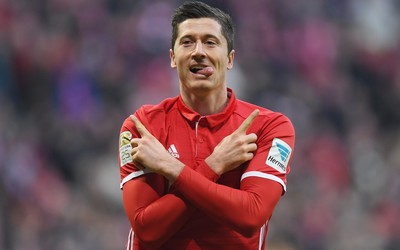 华体会电竞动态-佩洛娃这脚远射落叶球