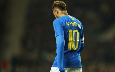 华体会电竞-克瓦拉茨赫利亚进球后展示护腿板上的字